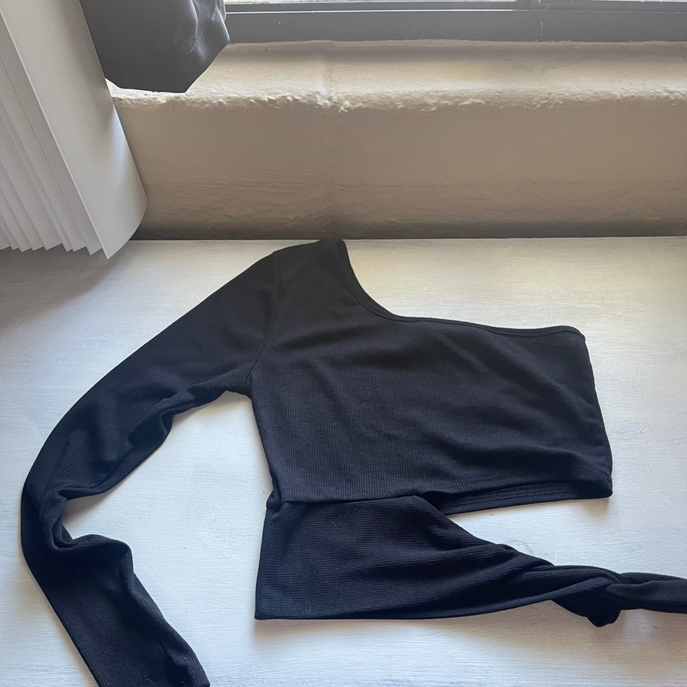Windsor Black One-Shoulder Crop Top